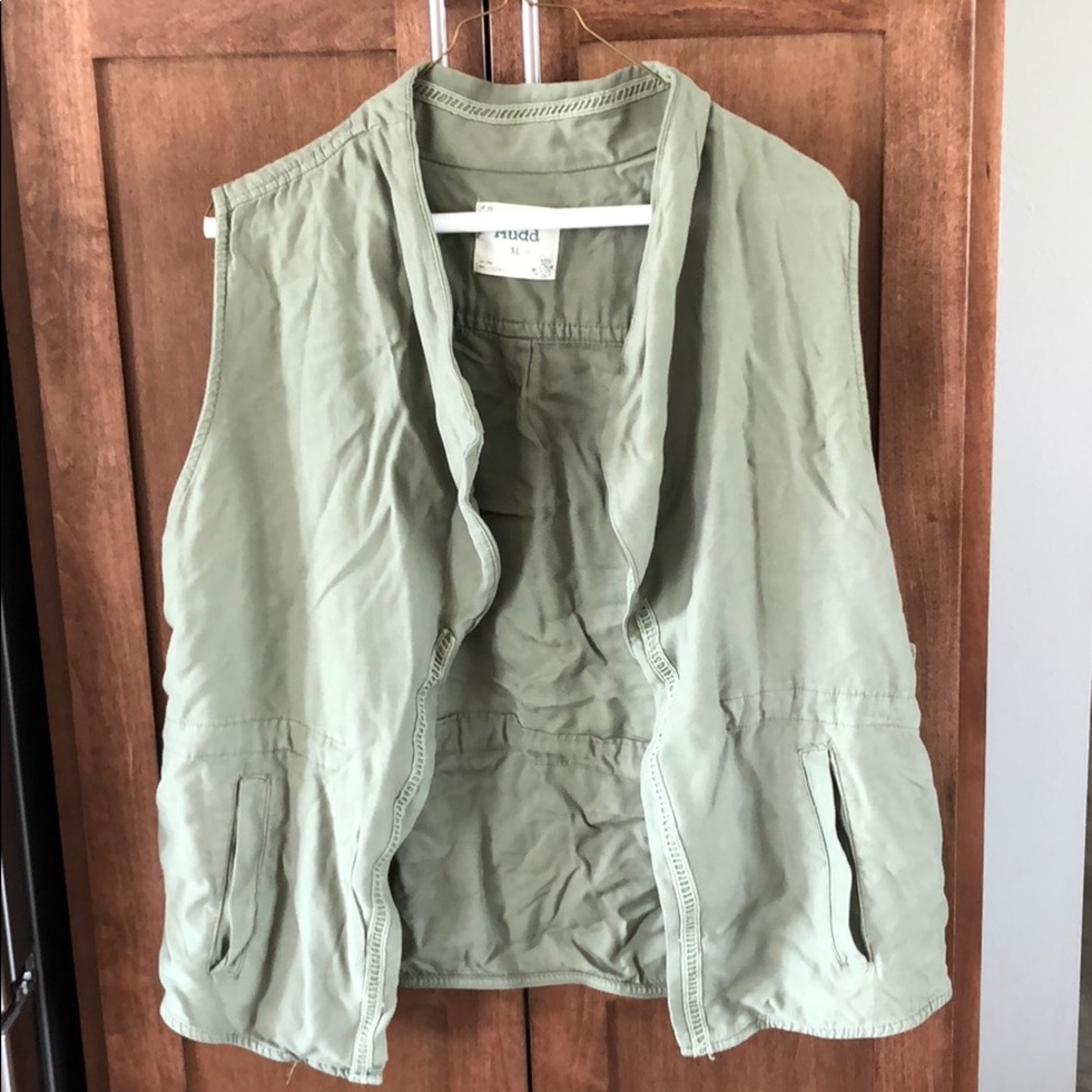 XL Mudd vest.  NWT!!